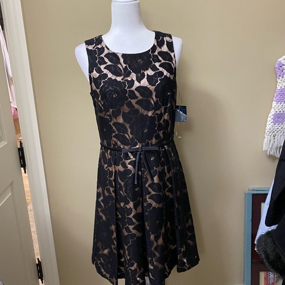Elegant Black and nude lace floral dress - Picture 1 of 6